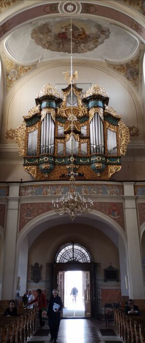 Sanktuarium Kalisz Orgel im Raum.jpg