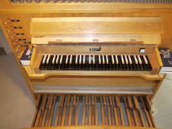 Schöneiche, Dorfkirche, Spieltisch.JPG