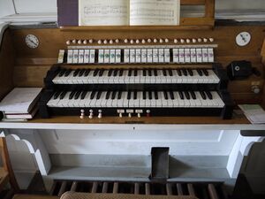 Schönfels, Dorfkirche, Spieltisch.JPG