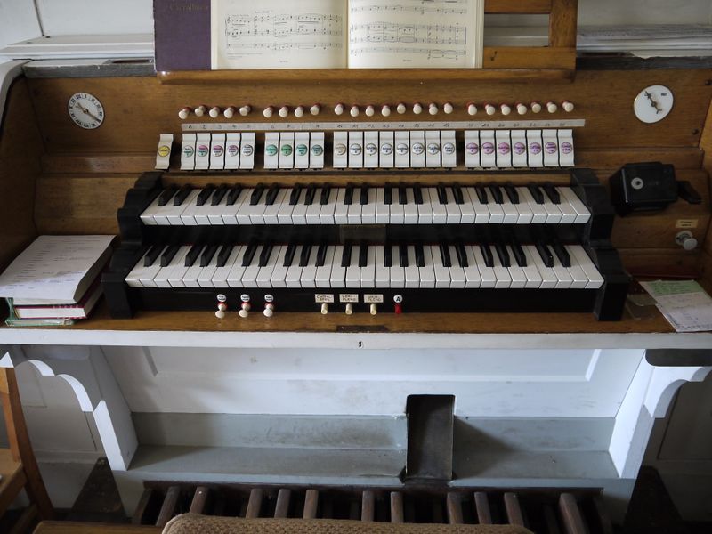 Datei:Schönfels, Dorfkirche, Spieltisch.JPG