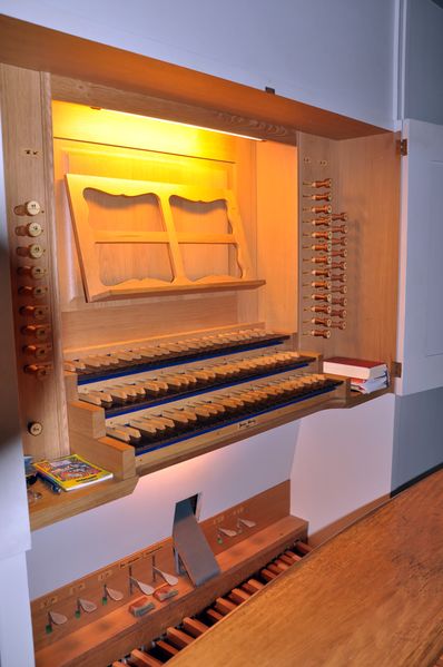 Datei:Schiltach, Evangelische Stadtkirche, Heintz-Orgel-Spieltisch.jpg