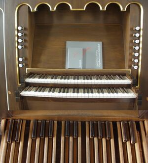 Schollbrunn, St. Heinrich St. Margareta, Spieltisch Pedal.JPG