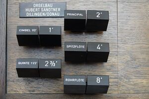 Schongau, Mariae Himmelfahrt, Chororgel Registerzuege.jpg