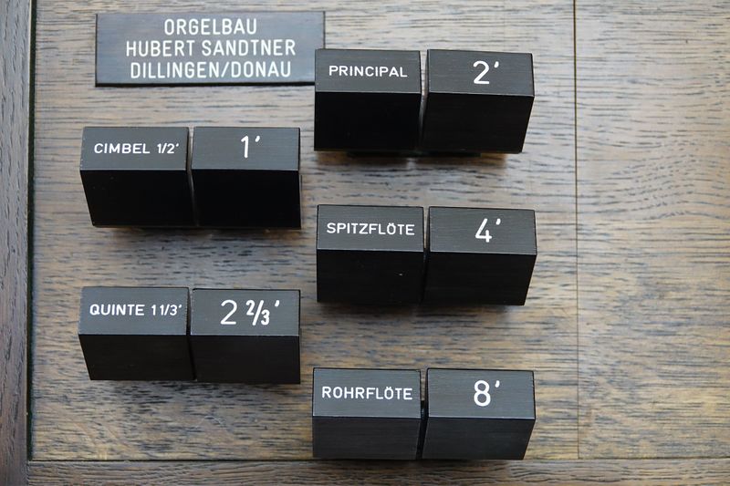 Datei:Schongau, Mariae Himmelfahrt, Chororgel Registerzuege.jpg