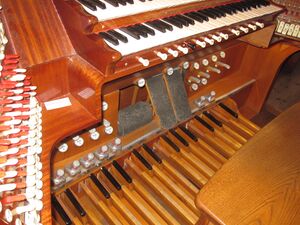 Seifhennersdorf, Kreuzkirche, Spieltisch(5).JPG