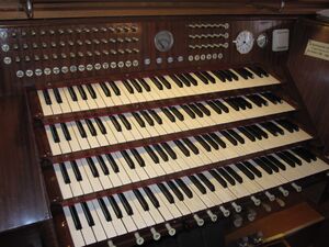 Seifhennersdorf, Kreuzkirche, Spieltisch(6).JPG