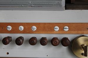 Sichertshausen, evangelische Dorfkirche, Orgel, Manubrien 3.jpeg