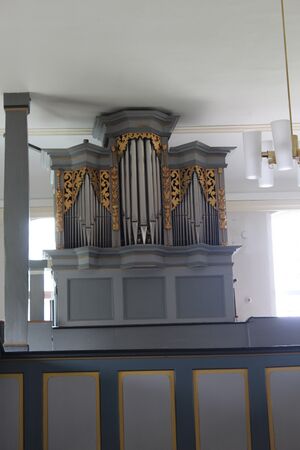 Sichertshausen, evangelische Dorfkirche, Orgel vom Altarraum aus.jpg