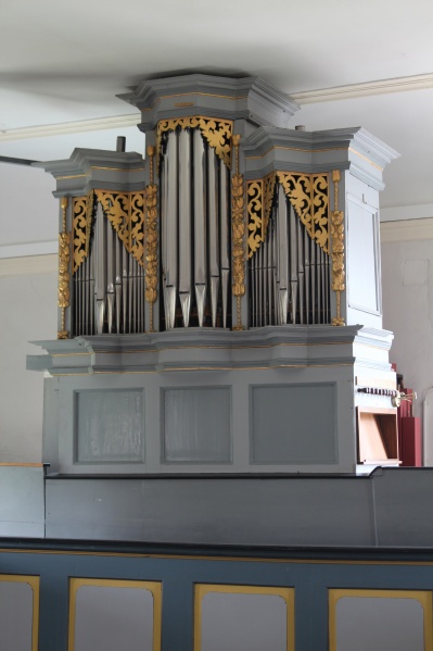 Datei:Sichertshausen, evangelische Dorfkirche, Orgel von der Seitenempore aus.jpg