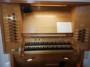 Sonnenbühl-Undingen, Nikolauskirche, Spielschrank.jpg