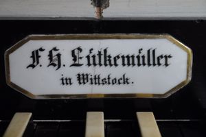 Stölln, Dorfkirche, Firmenschild.JPG