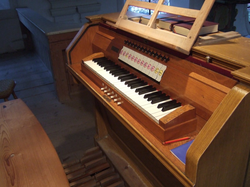 Datei:St. Heinrich, Mariä Himmelfahrt, Spieltisch.jpg