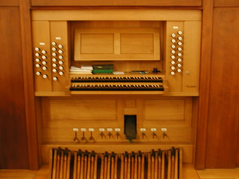 Datei:Suehnekirche Spieltisch.jpg