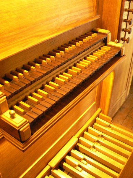 Datei:Tallinn Nikolaikirche Chororgel Spieltisch.jpg