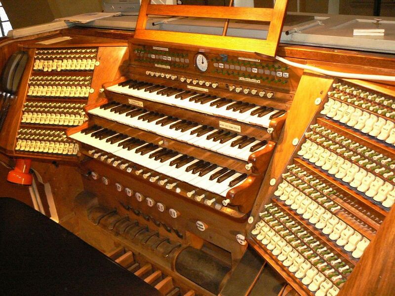 Datei:Tallinn Olaikirche Spieltisch.jpg