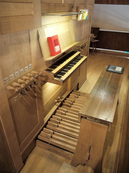 Datei:Timmendorfer Strand, Waldkirche, Spieltisch.JPG