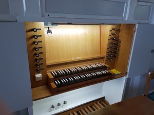 Vöhl, Martinskirche, Spieltisch.jpg