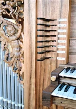 Vatikan Sixtinische Kapelle Mathis Orgel Tastatur.jpg