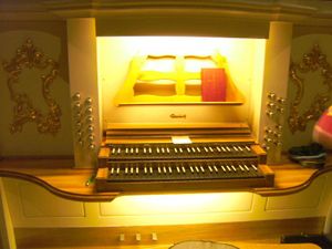Vierzehnheiligen Chororgel Spieltisch.jpg