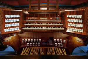 Würzburg Marianhill Hauptorgel Spieltisch.jpg