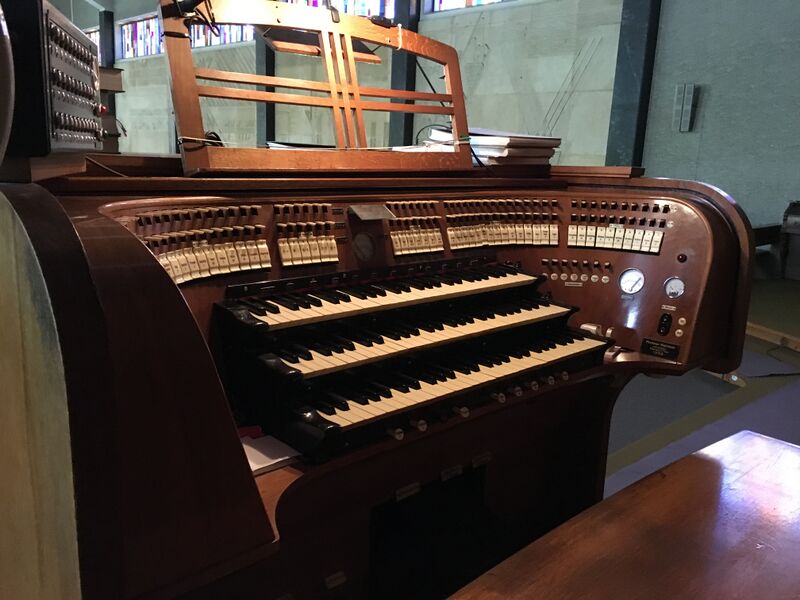 Datei:Wattens Neue Kirche Spieltisch.JPG