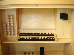 Weimar, Neuapostolische Kirche Spieltisch.jpg