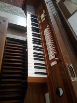 Wien Josefstadt St. Franziskus Chororgel Spieltisch offen.jpg