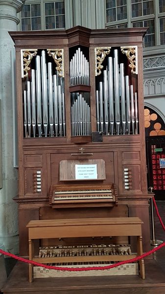 Datei:Wien Minoritenkirche Chororgel.jpg