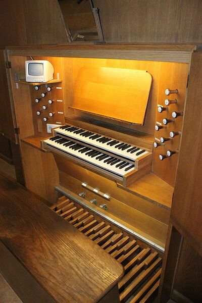 Datei:Wien Namen Jesu SP.jpg