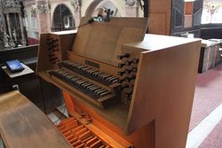 Wien Paulanerkirche Spieltisch.jpg