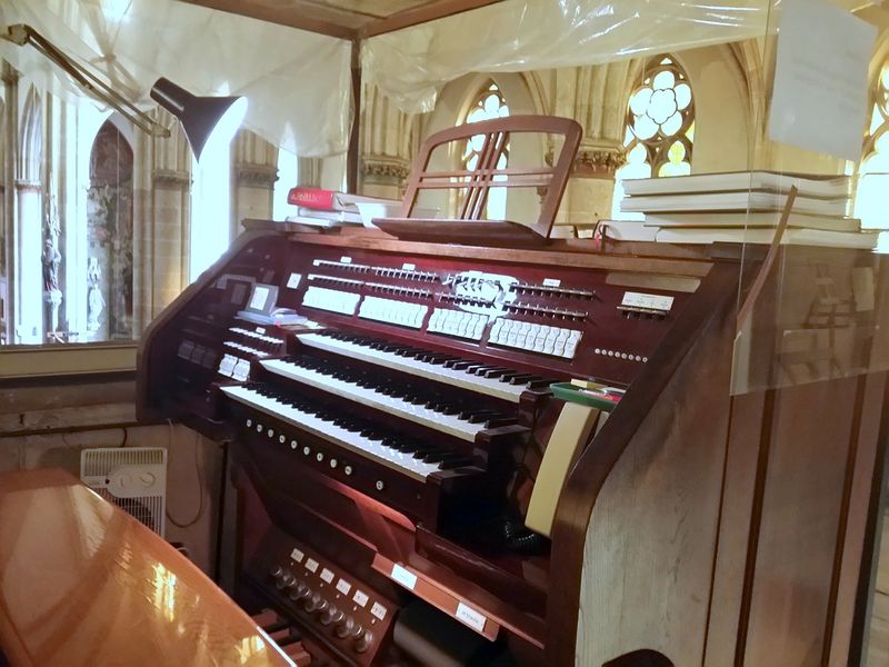 Datei:Wien St. Othmar unter den Weissgärbern, Spieltisch.jpg