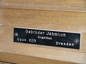 Wilkau, Kreuzkirche, Firmenschild.JPG