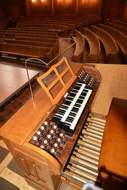 Zürich Kunstklangkirche Spieltisch.jpg