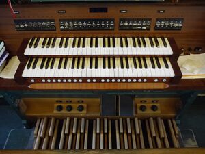 Zeuthen, Martin-Luther-Kirche, Spieltisch.JPG